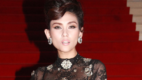 Những chiếc áo mặc cũng như không của Hoàng Yến