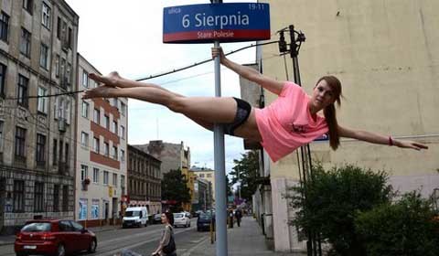 Đến Ba Lan xem múa cột giữa phố