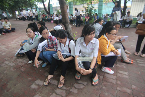 Nhiều thí sinh đi thi môn đầu từ 5 giờ sáng