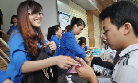 Tiếp sức sát phòng thi ĐH Ngoại thương