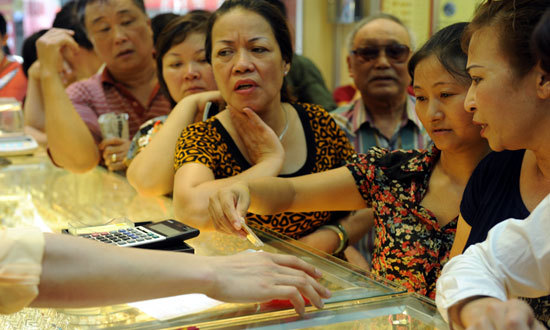 Giá USD chợ đen đi xuống, vàng lại tăng