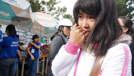Thí sinh òa khóc vì không vào được trường thi