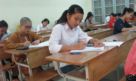 Ghi 'cháu cô Tâm, Học viện Cảnh sát' dọa giám thị