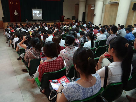 Con thi, bố mẹ được xem hài Táo quân
