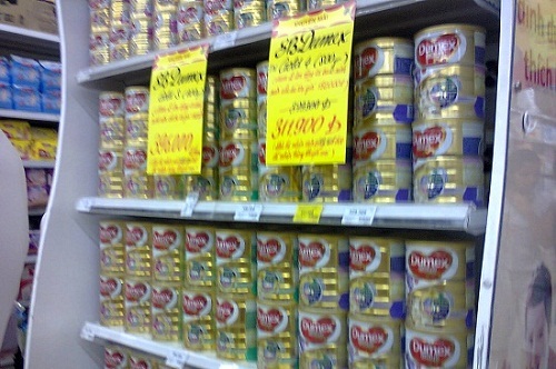 Sữa bột mỗi nơi một giá: Sữa giả hay làm giá