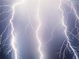 Bị sét đánh tử vong khi đang dùng điện thoại