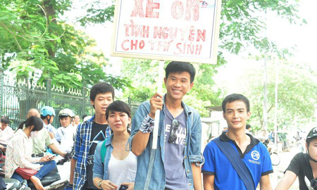 Xế 'khủng' trẻ xinh làm xe ôm miễn phí