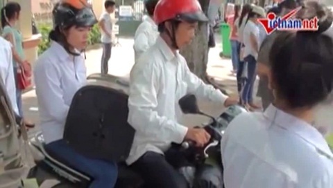 Mang hành lý đến điểm thi chờ về quê