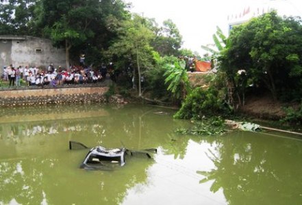 Xế hộp lao xuống ao, 4 người tử vong