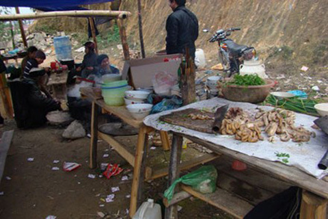 Ăn tiết canh ngựa, 79 người ngộ độc