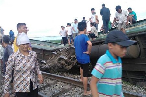Bộ trưởng Thăng: Tìm rõ nguyên nhân tàu đâm container