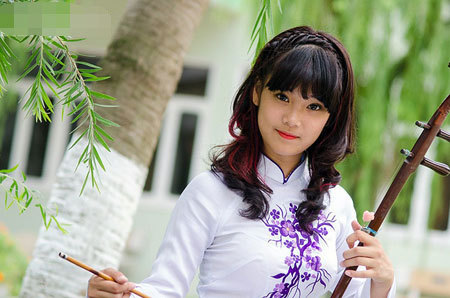 Chibi Hoàng Yến mặc áo dài, đánh đàn thi đại học