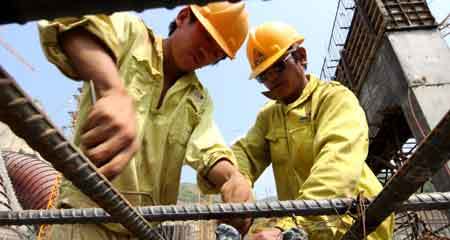 Việt Nam kẹt trong tăng trưởng chậm