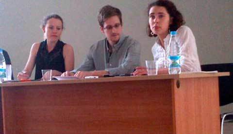 Edward Snowden tái xuất ở sân bay Moscow