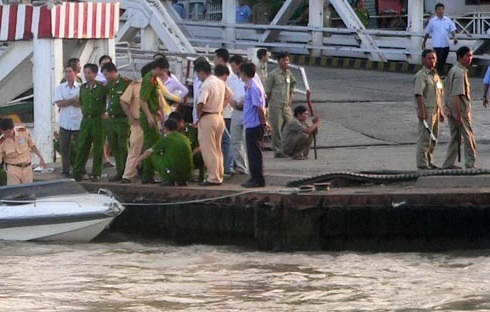 Ô tô đâm hàng loạt xe máy rơi xuống sông
