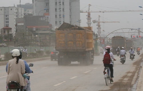 'Hung thần' xe tải tái xuất trên phố Hà Nội