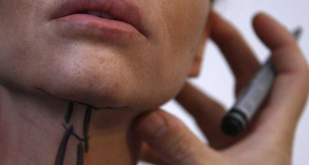 Đua nhau nâng ngực gọt cằm để 'tự sướng' Facebook