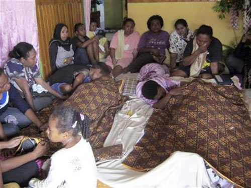 Giẫm đạp kinh hoàng ở sân thi đấu Indonesia, 18 người chết