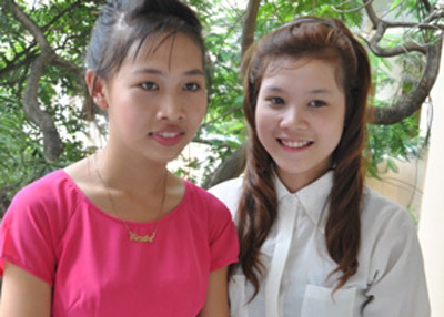 Nữ sinh áo dài, váy ngắn đi thi