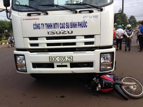 Gây tai nạn rồi trốn, mặc nạn nhân gào khóc dưới bánh xe