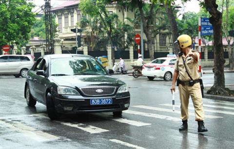 Hà Nội xử lý 12 xe biển xanh vi phạm giao thông