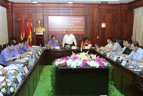 Tham nhũng: VKS đề nghị án nặng, tòa tuyên nhẹ