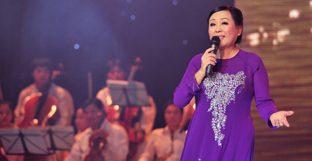 NSND Thu Hiền bất ngờ khi tên in trên băng rôn