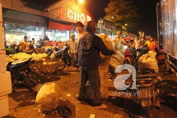 Khu chợ siêu rẻ, hoạt động suốt ngày đêm ở Sài Gòn