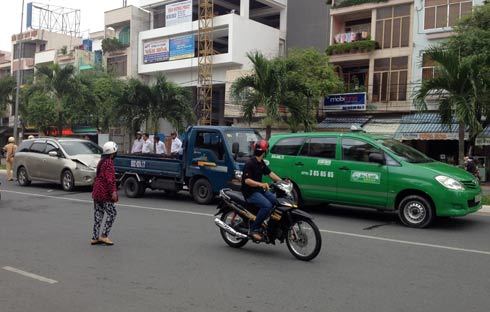 Dừng đèn đỏ, 3 xế hộp đâm nhau liên hoàn