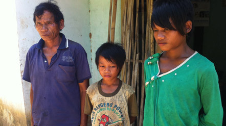 Bố mẹ còn sống, con phải nhận là mồ côi