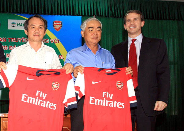Thương vụ Arsenal: Bầu Đức kiếm đậm, Lê Hùng Dũng lõm nặng