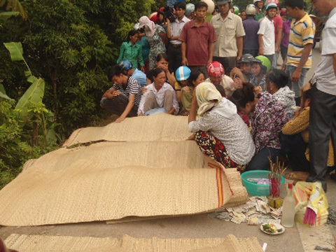 Vụ ôtô lao xuống ao 4 người chết, khởi tố bắt giam lái xe