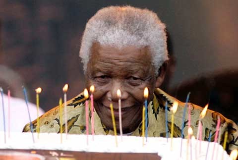 Hình ảnh Nelson Mandela sang tuổi 95 trong viện
