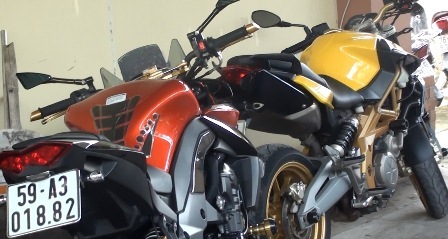 Tạm giữ 8 xe môtô khủng chạy vào đường cấm