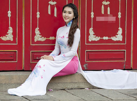 Nữ sinh Hàng không đáng yêu trong tà áo dài