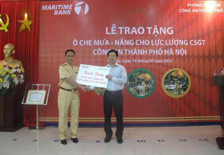 Maritime Bank tặng 400 chiếc ô CSGT Hà Nội