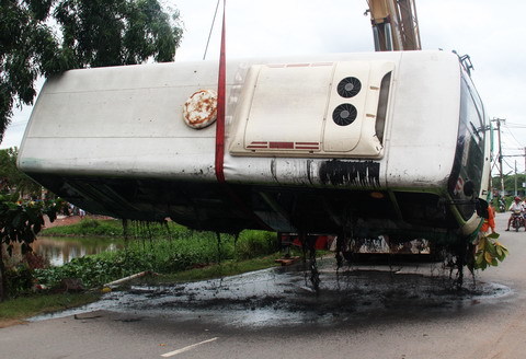 Xe buýt lao xuống ao, phá cửa cứu tài xế