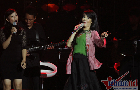 Hồng Nhung váy đụp 