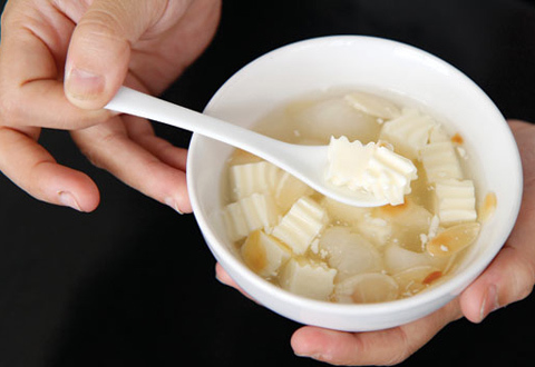 Lời thị phi về gelatin trong chè khúc bạch