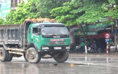 Va chạm ôtô giữa ngã tư, 2 vợ chồng thương vong