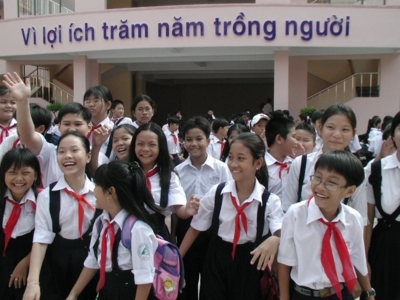 Mỗi học sinh “cõng” 30 khoản thu