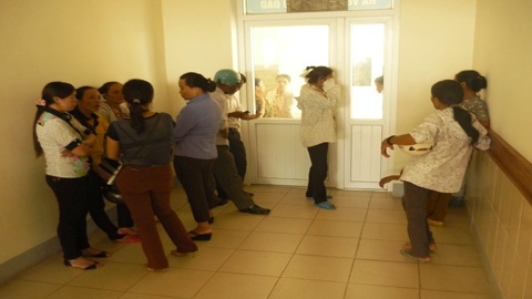 Trẻ sơ sinh tử vong, gia đình quây bệnh viện