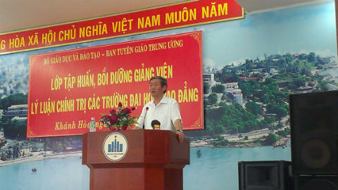 Tréo ngoe giảng viên triết đi dạy kinh tế