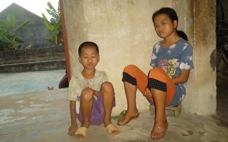 Người mẹ bắt cua ước bữa cơm có thịt cho hai đứa con bệnh tật