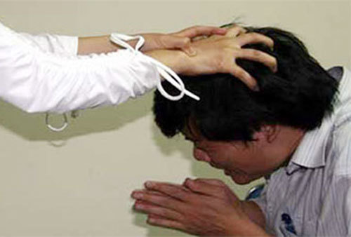 Ba lần xin phép mẹ chồng đánh chồng