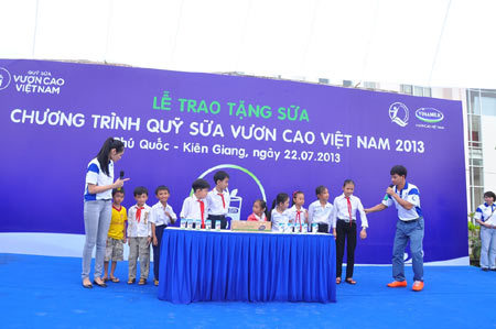 Sữa Vinamilk về tay trẻ nghèo Phú Quốc