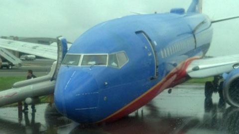 Thót tim khi máy bay Boeing hạ cánh bằng mũi