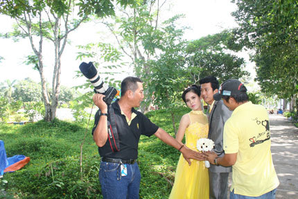 Kỳ lạ phong trào chụp ảnh cưới trong nghĩa trang liệt sĩ