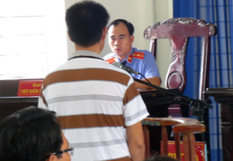 Kiểm sát viên bị tố đi du lịch với nạn nhân