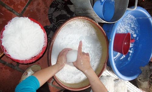 Chết khiếp với bún: Biết độc vẫn phải ăn